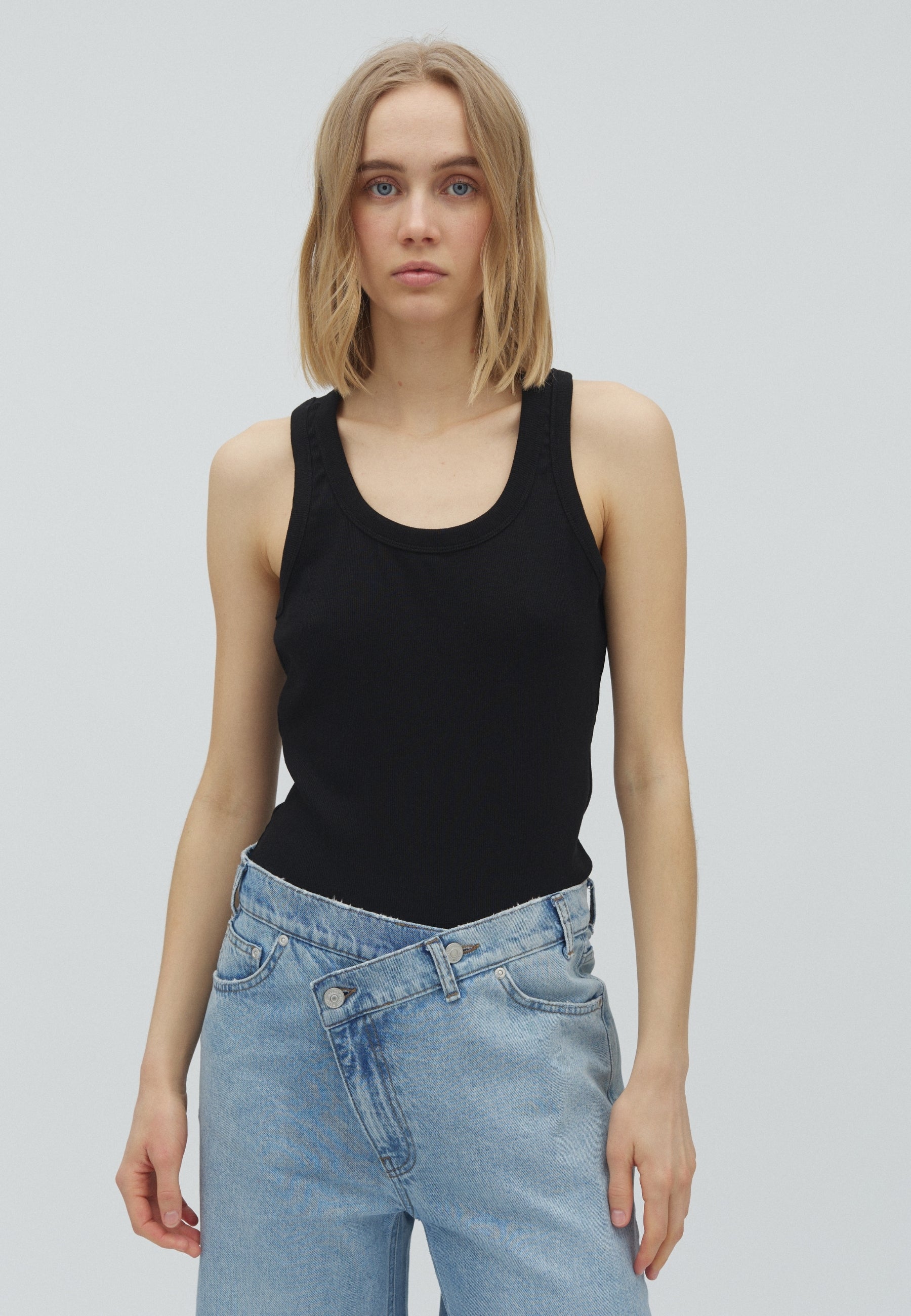 Jaxson U-M_Black_Model_0