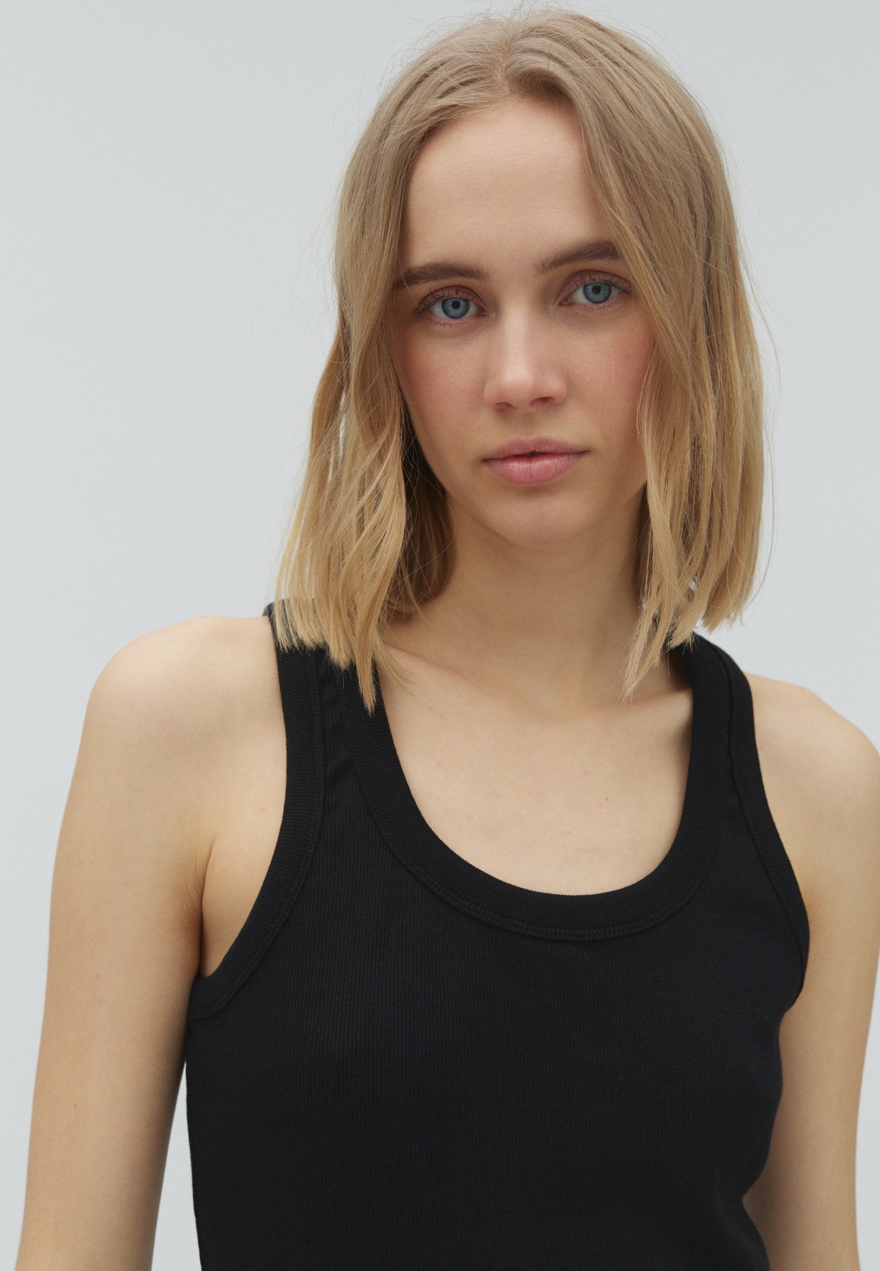 Jaxson U-M_Black_Model_1