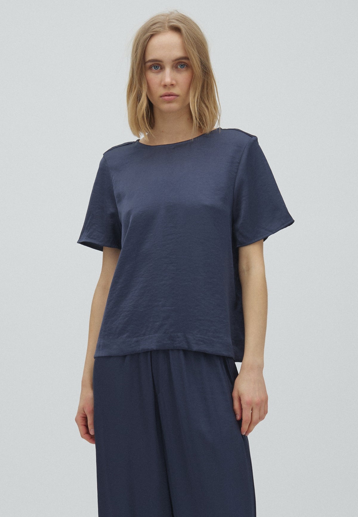 Nivara-M_Bering Blue_Model_0