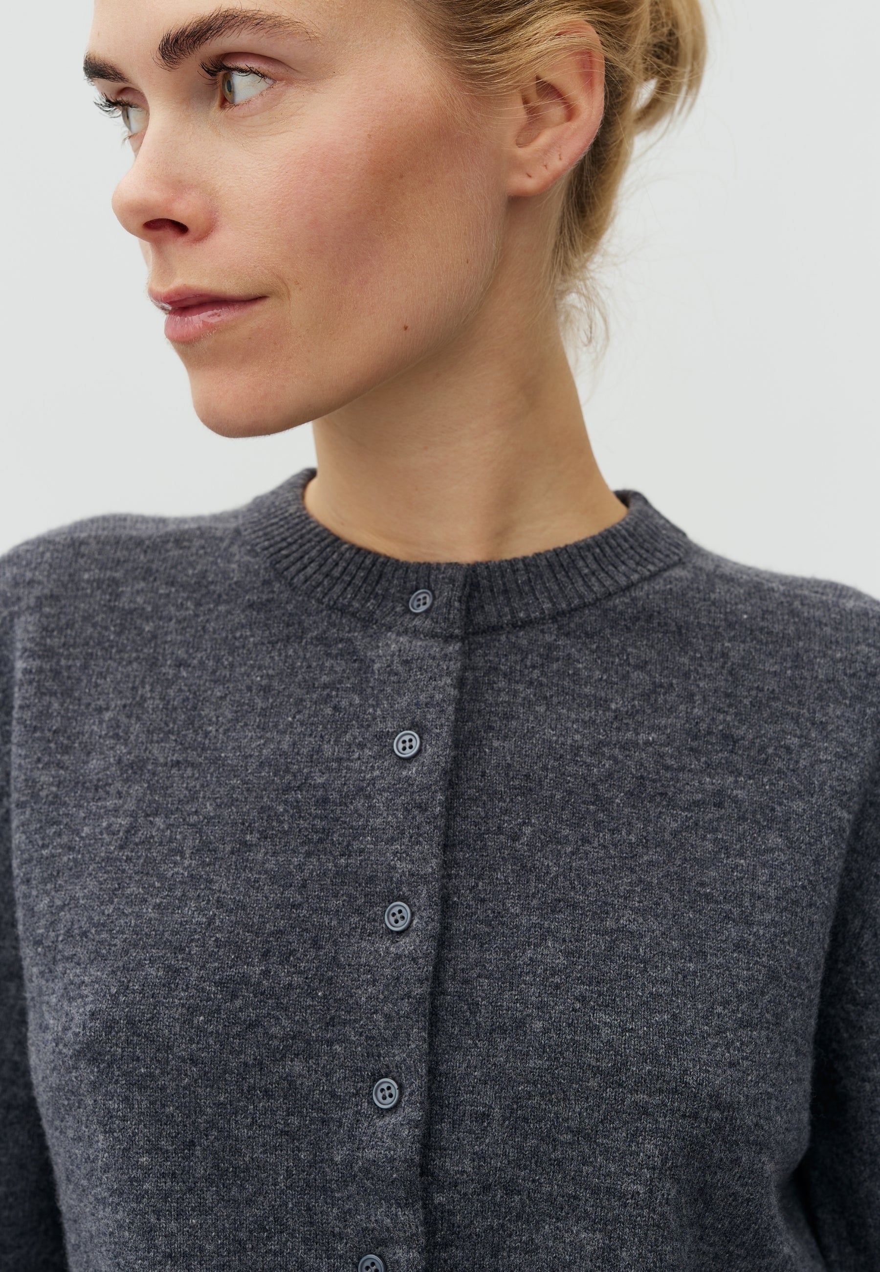 Averie-M_Dark Grey Melange_Model_1