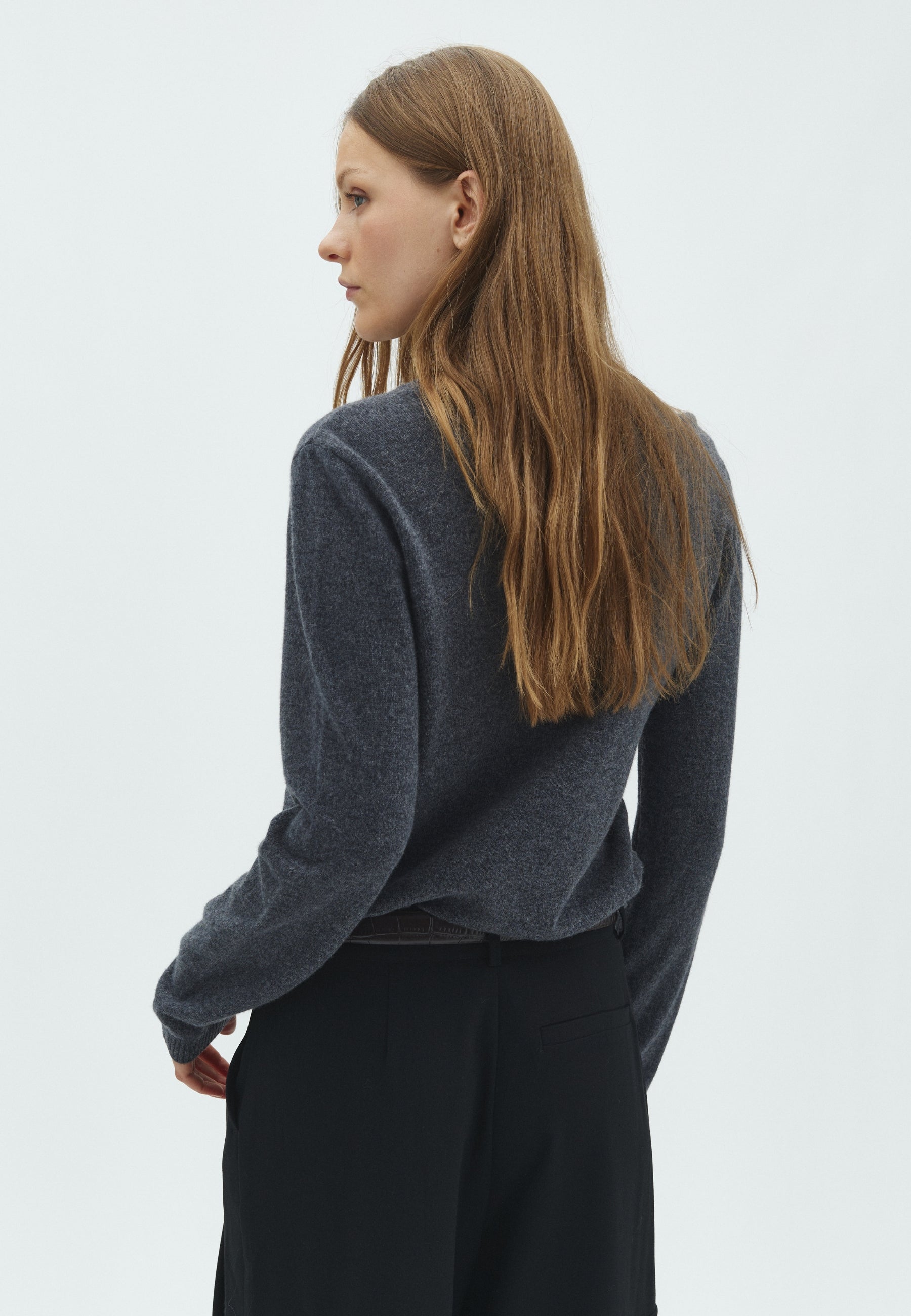 Christin V-M_Dark Grey Melange_Model_2