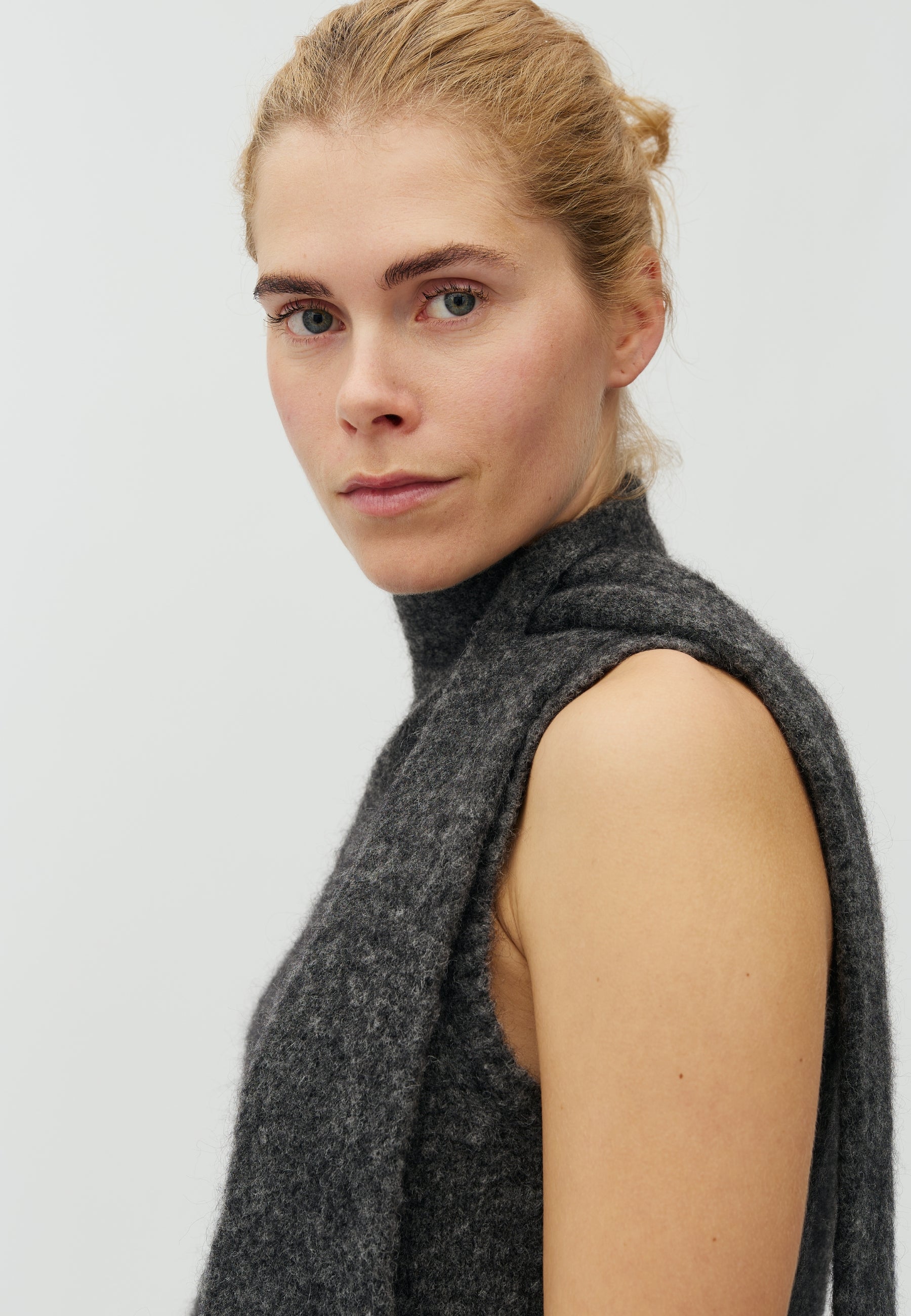 Fine-M_Dark Grey Melange_Model_1