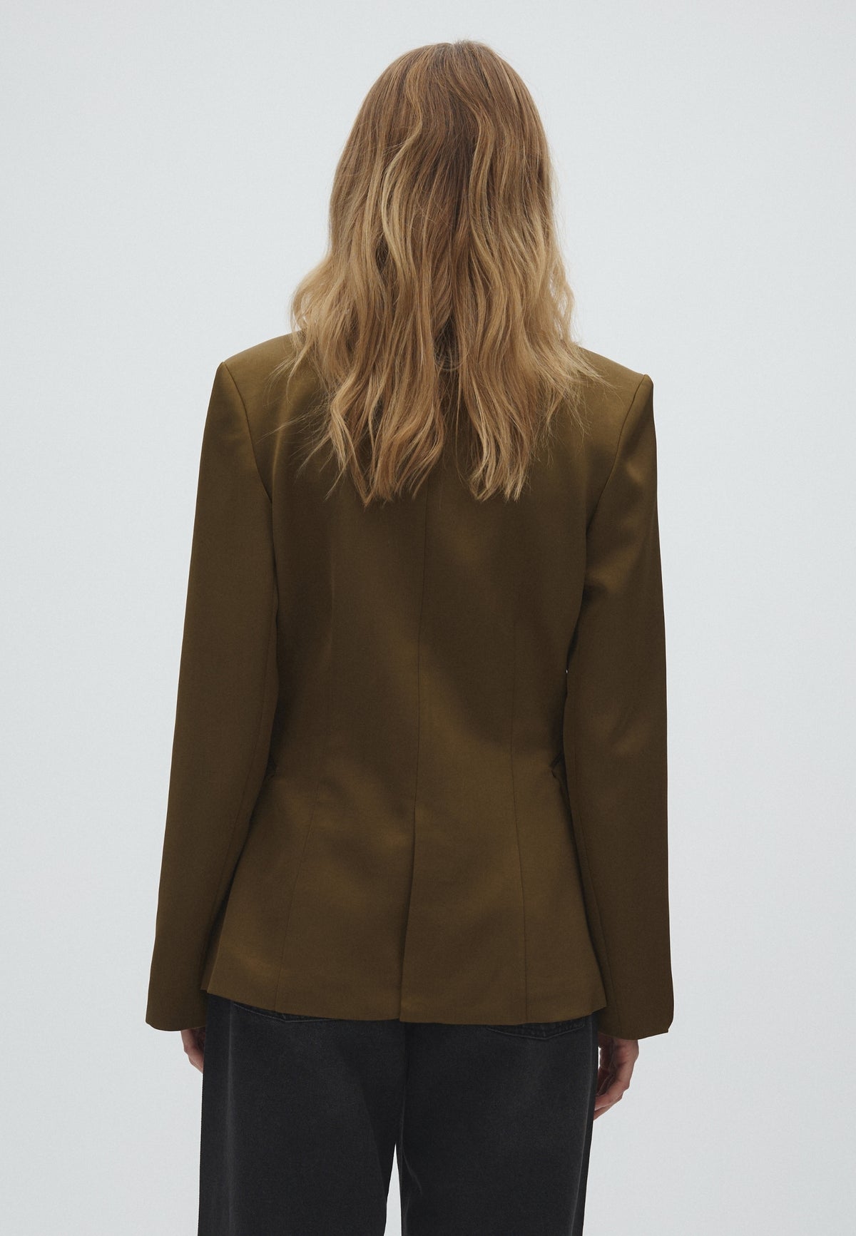 Belle-M_Smoked Olive_Model_3