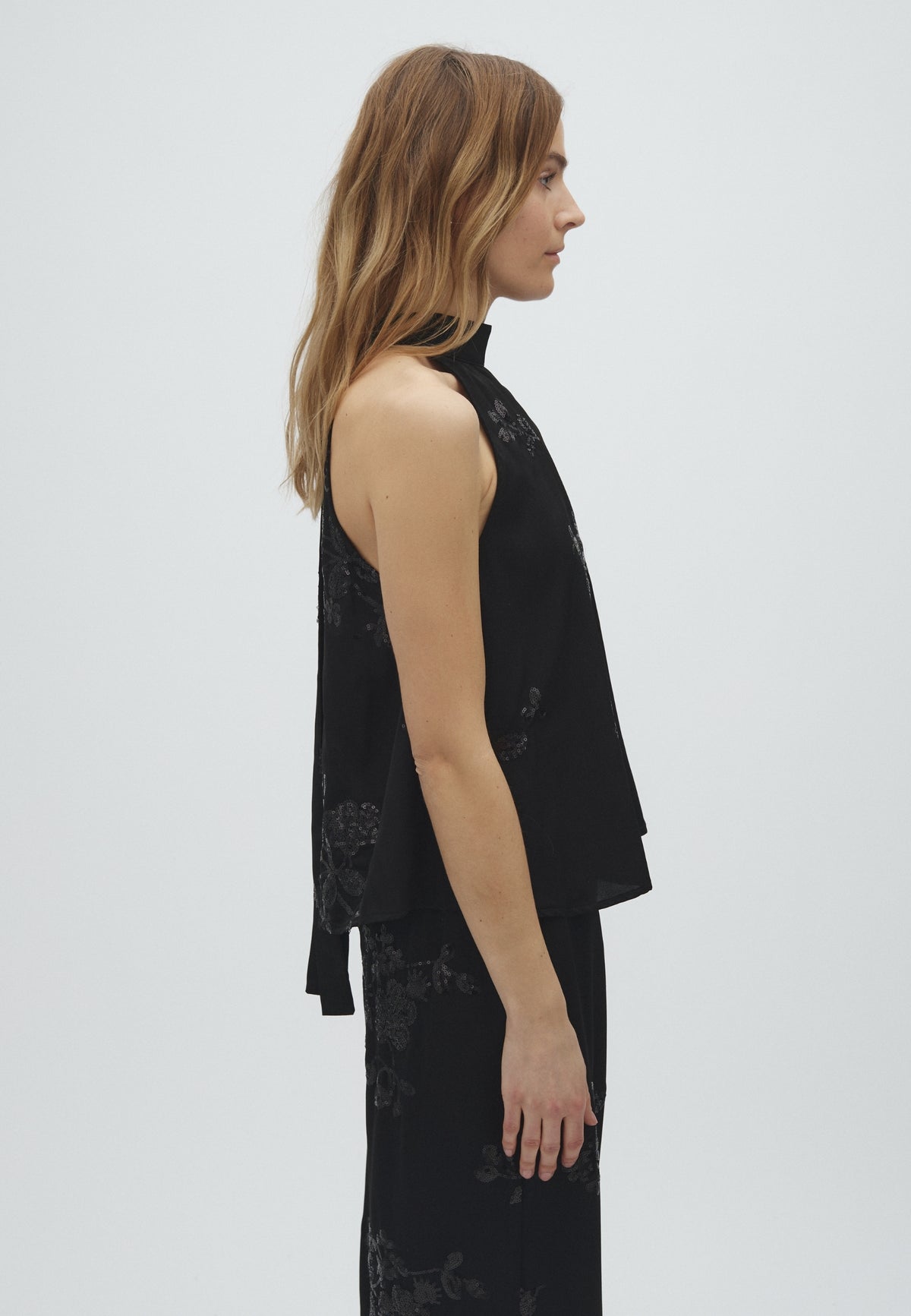 Palet-M_Black_Model_2