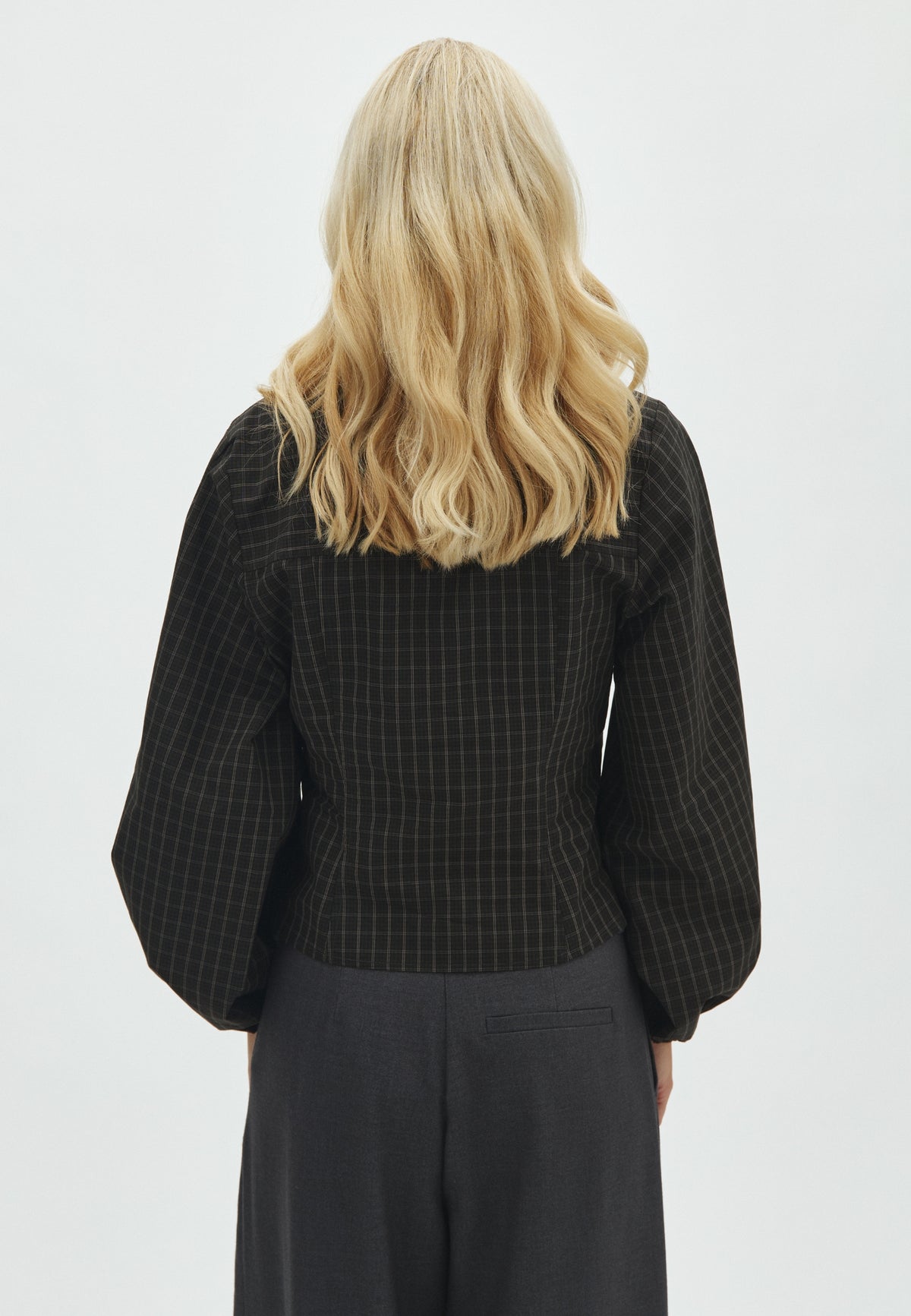 Gerrida-M_Black Brown Check_Model_2