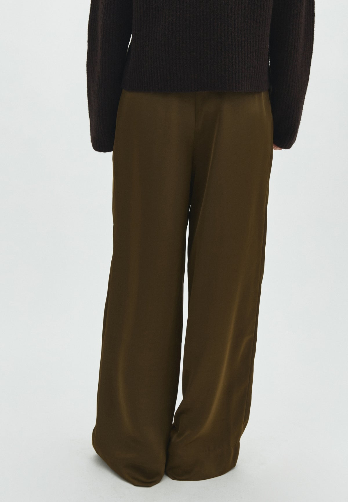 Emeli-M_Smoked Olive_Model_2