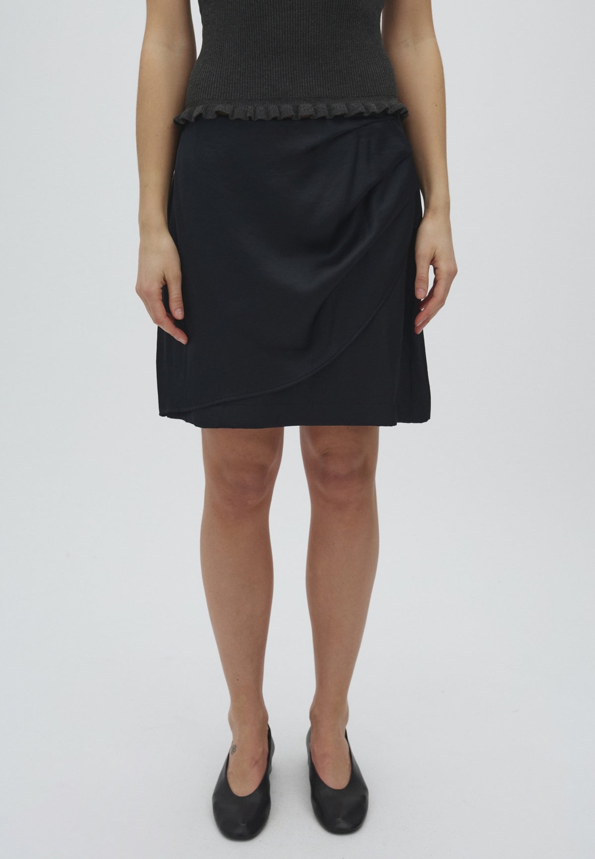 Avonlea-M_Black_Model_2