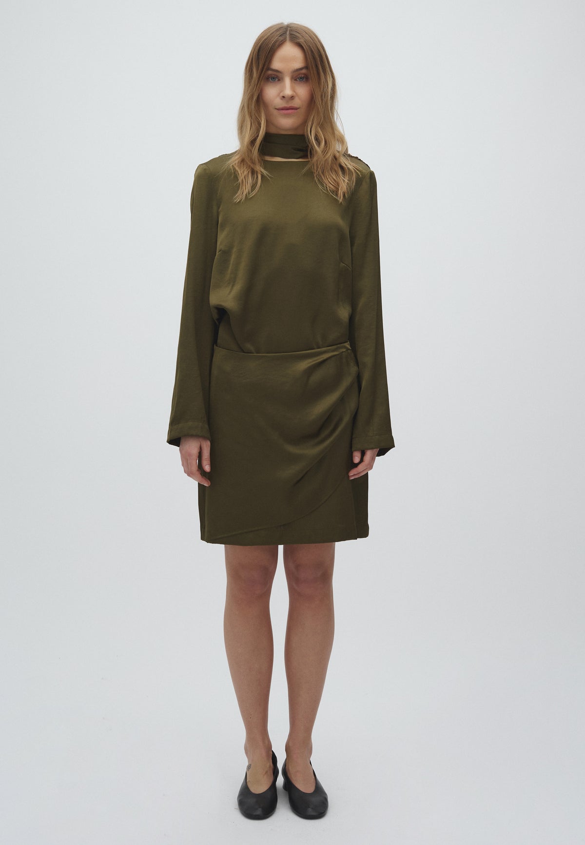 Rosaline-M_Smoked Olive_Model_1