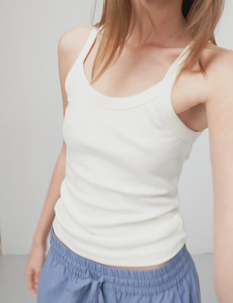 Essa-M_White_Video_0